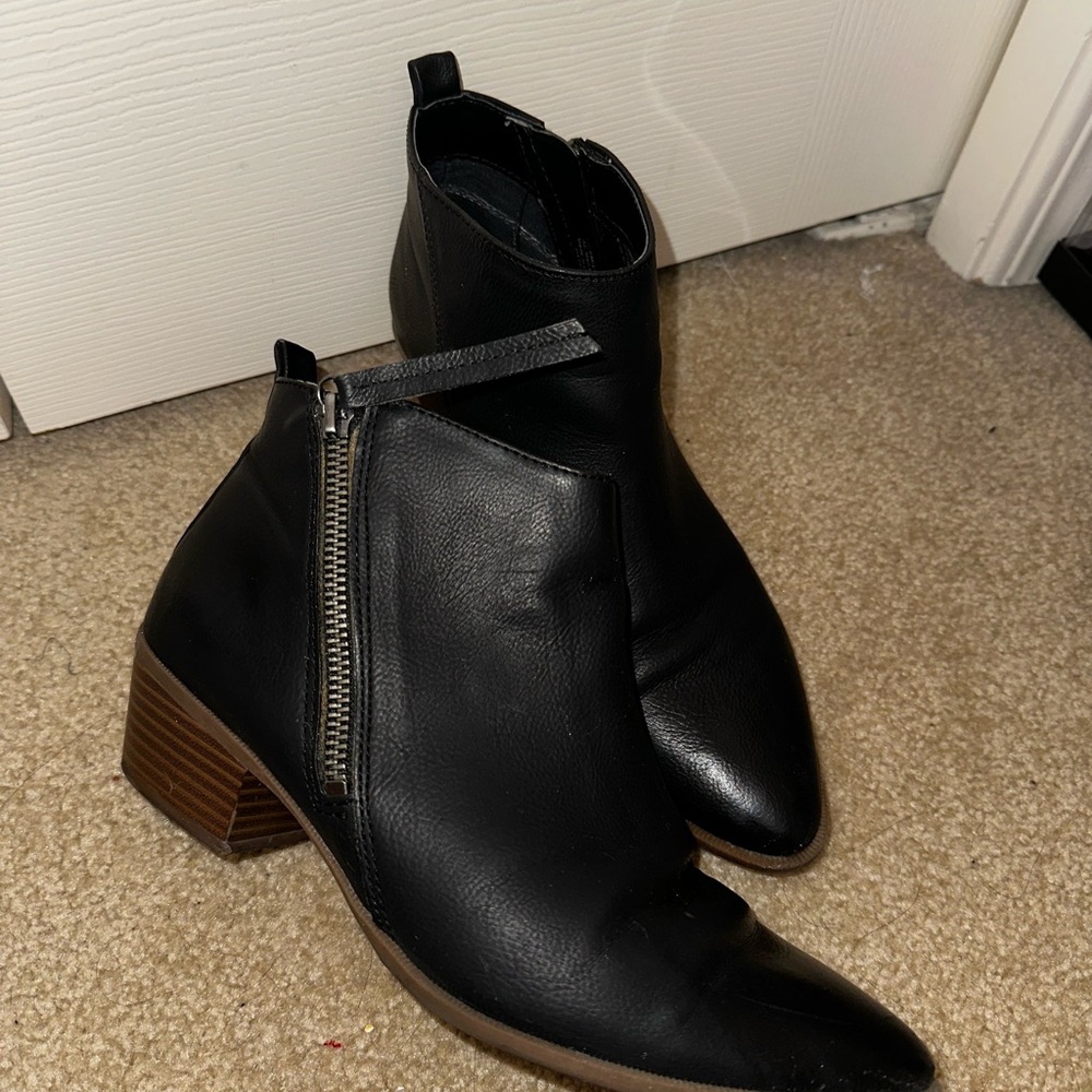 Black Ankle Boots with Side Zipper and Pointed Toe